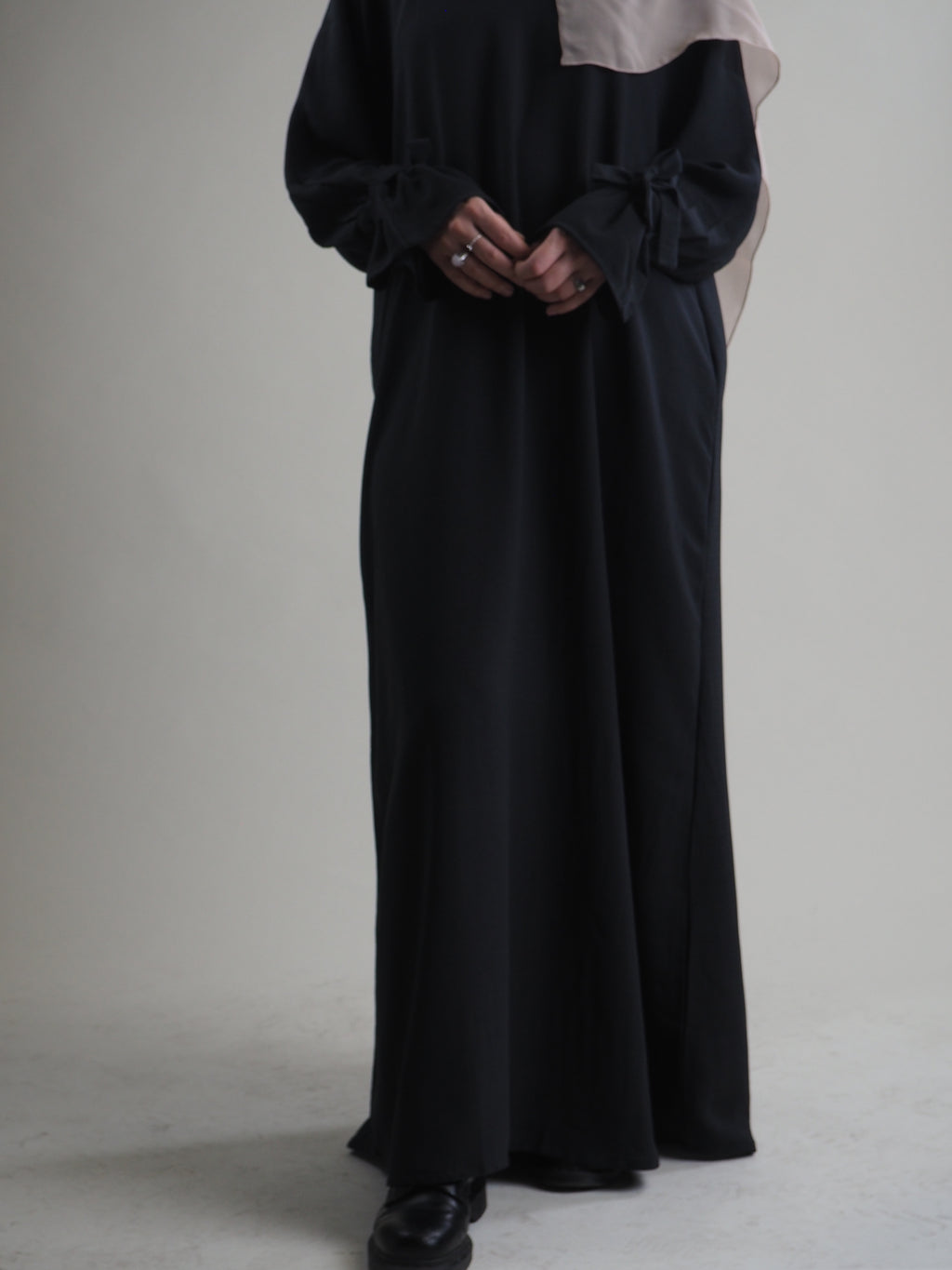 Maryam Abaya in Charocal Grey